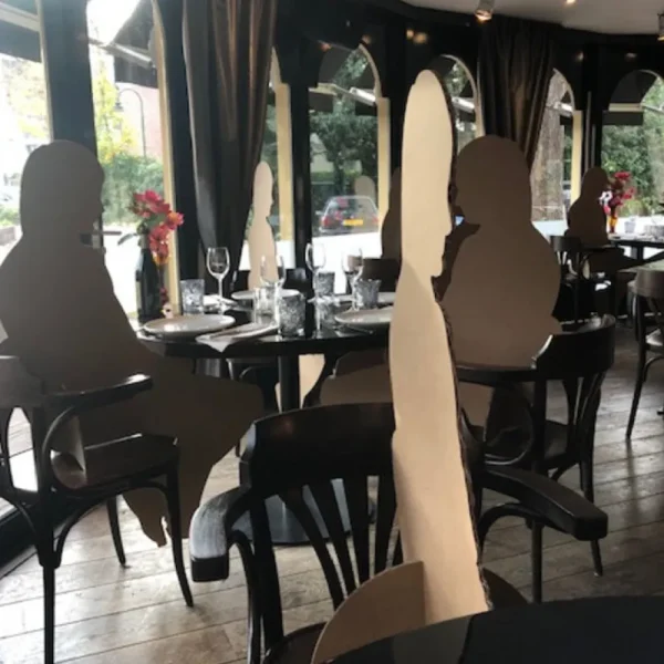 Discount KarTent Lifesize Pappfigur - Sitzend